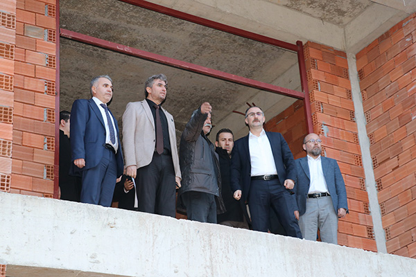 Şahin, Kula’da Yapımı Süren Spor Tesislerini İnceledi