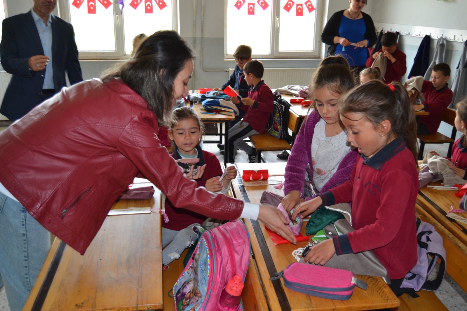 Kula Halk Eğitimden 23 Nisan Çocuklarına Hediye Yağmuru