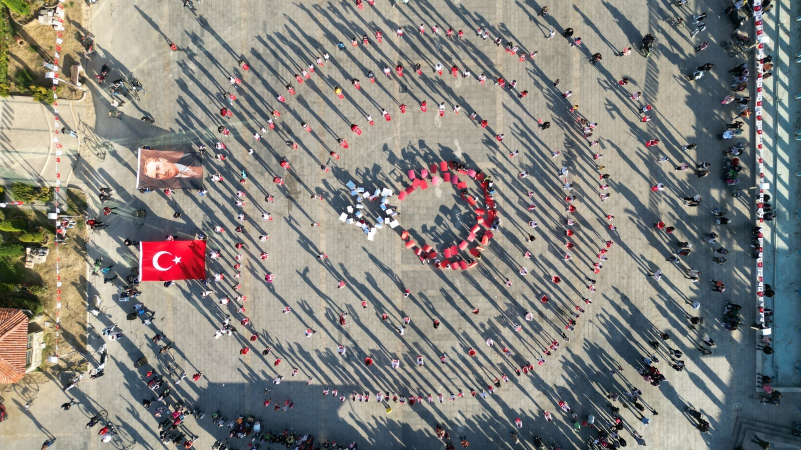 Kula’da 300 kişi Cumhuriyet Bayramı’nı zeybek oynayarak kutladı