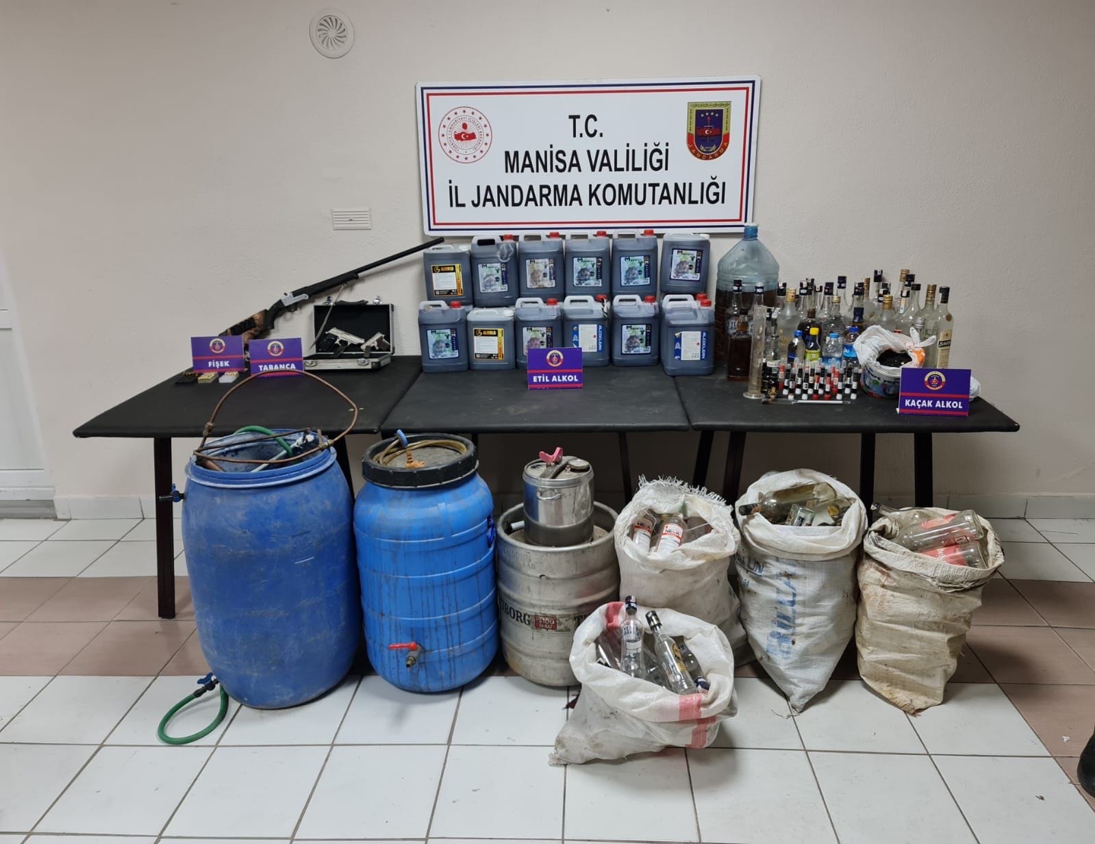 KAÇAK ALKOL VE SİLAH ELEGECİRİLDİ