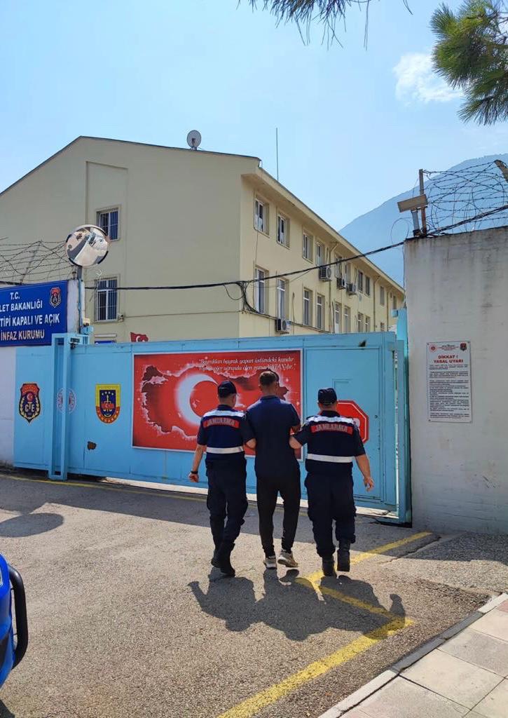16 yıl 9 ay 10 gün hapis cezası bulunan şahıs yakandı