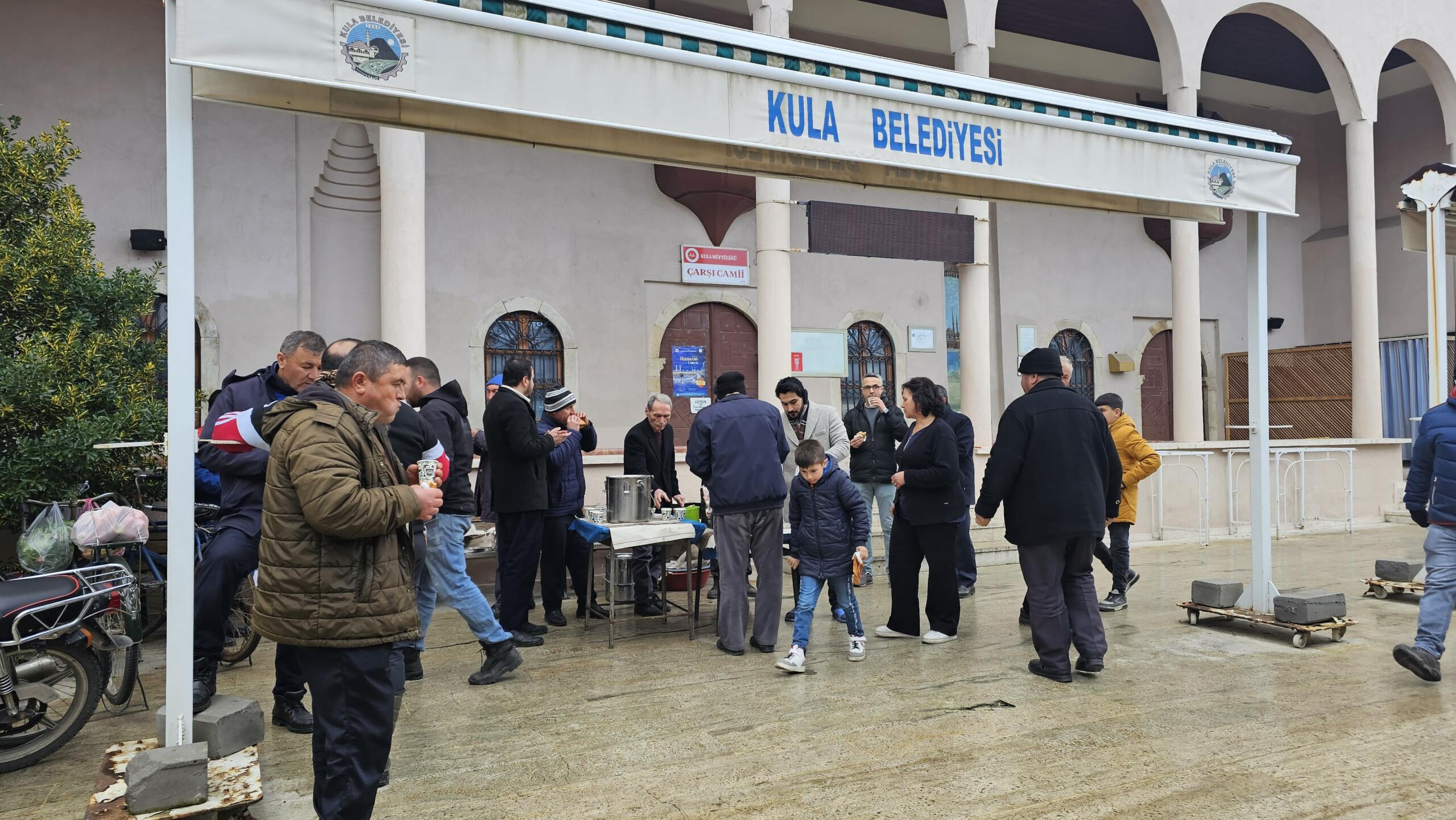 Kula İlçe Müftülüğü Şehitlerimiz İçin Cami Avlusunda İkramda Bulundu