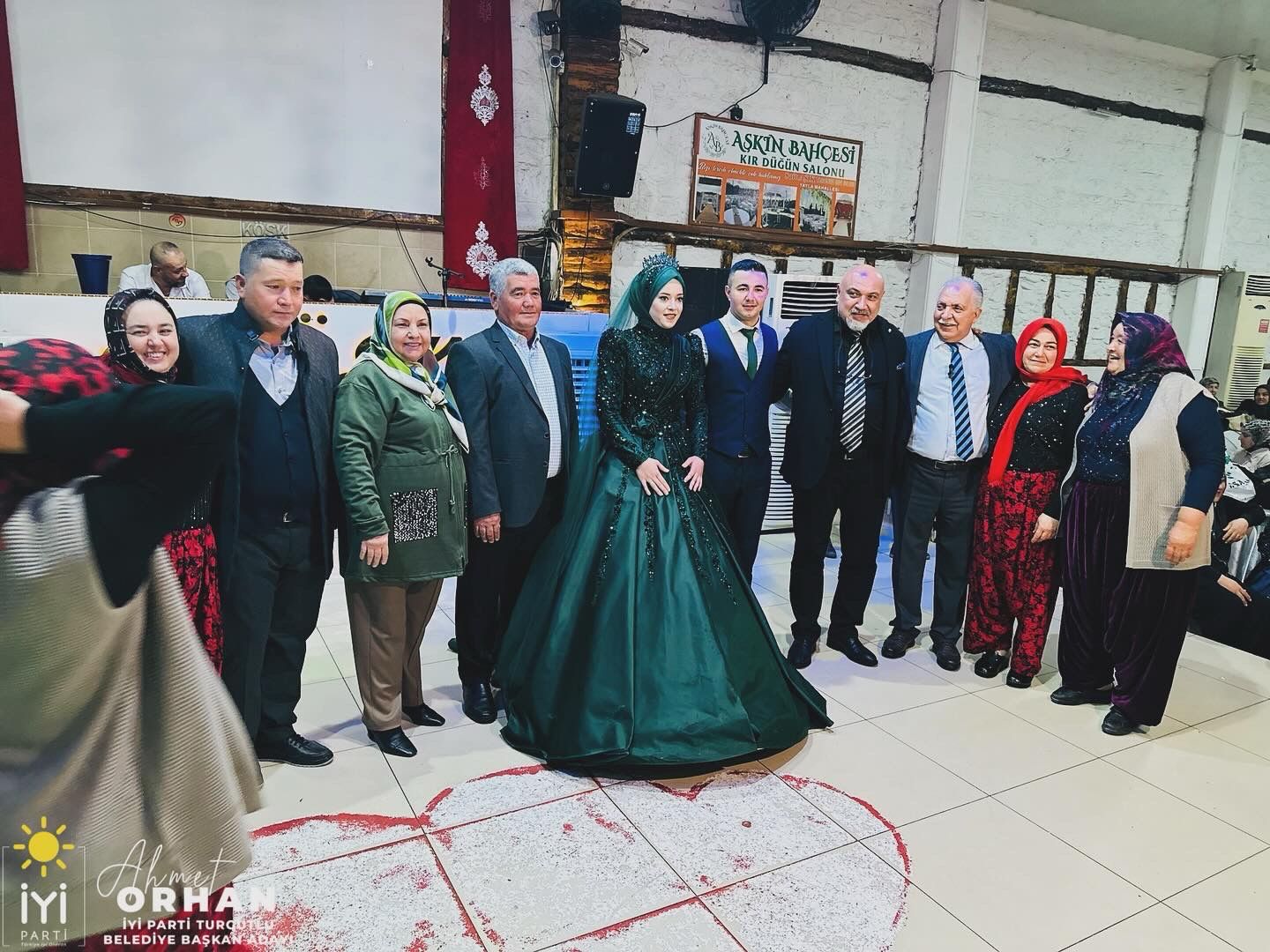 Gürhan Özcan, Turgutlu’da yoğun ilgiyle karşılaştı; Bozkurt işaretiyle oynadı