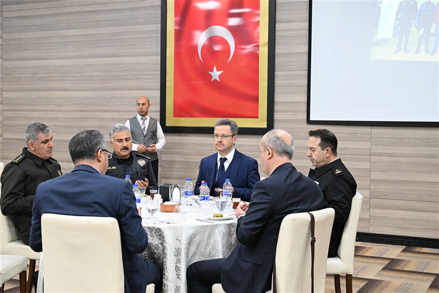 Vali Enver Ünlü, Emniyet Personeliyle İftar Yaptı