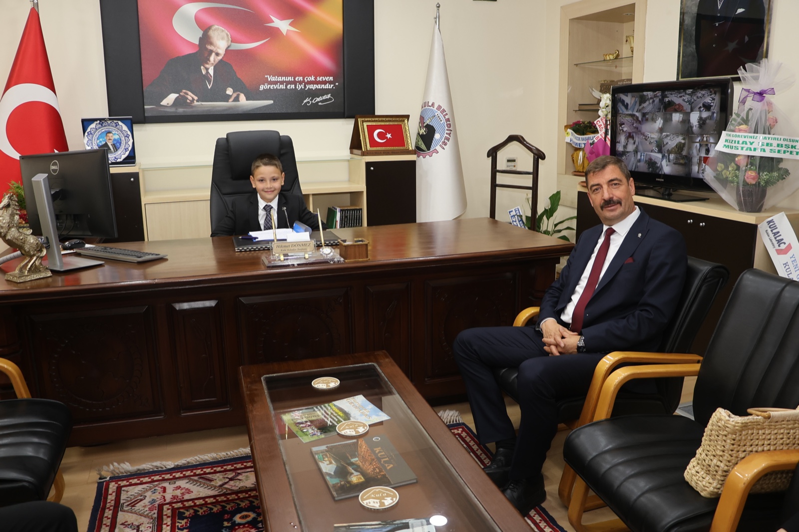 Kula’da Çocuk Belediye Başkanı Ege Kaan, Makam Koltuğuna Oturdu