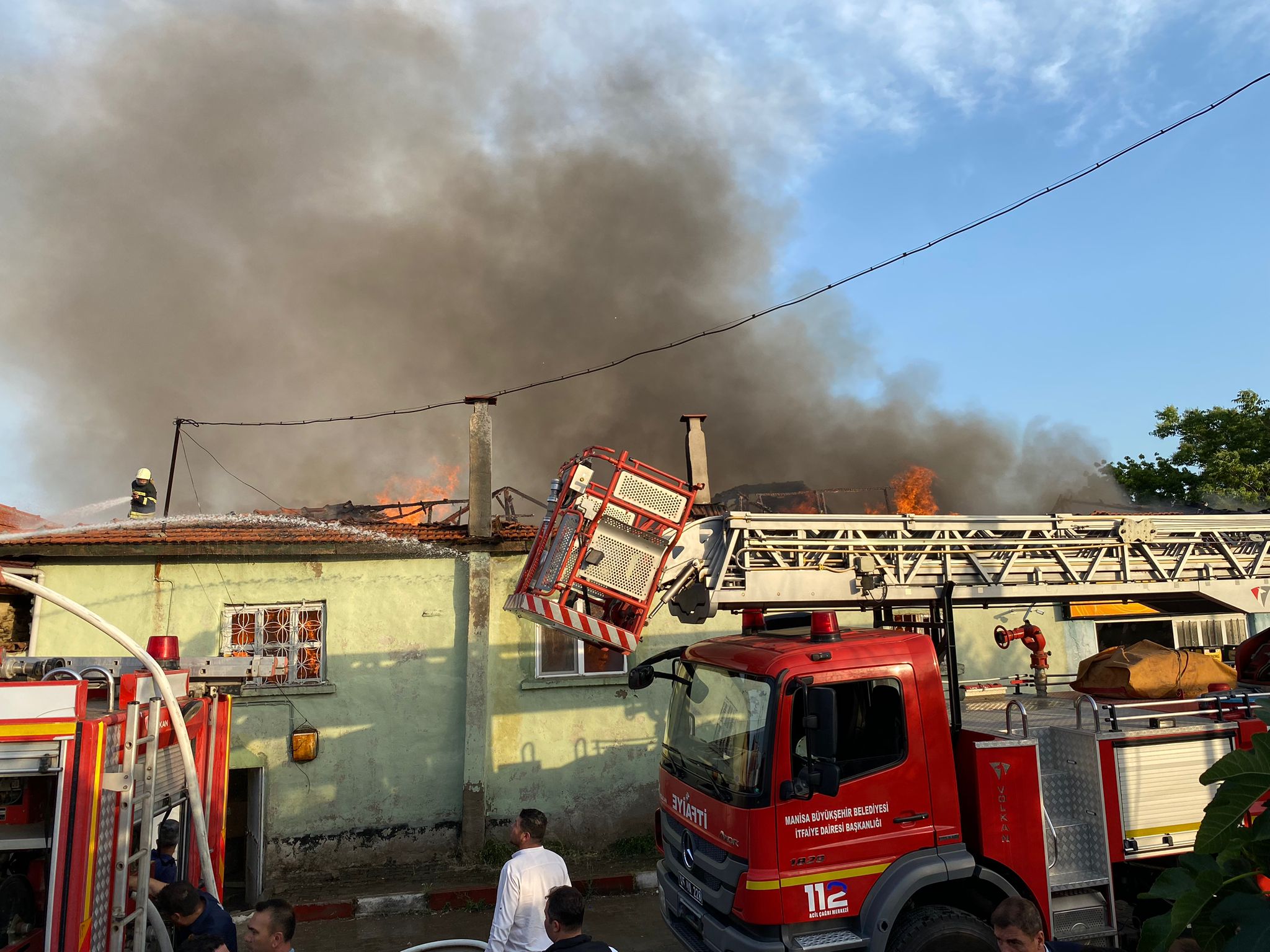 Kula’da 2 Ev ve 1 İş Yeri Yanarak Küle Döndü