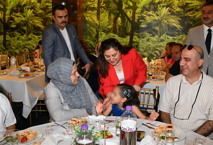 Vali Enver Ünlü ve Eşi Sema Ünlü, 30 Haziran Koruyucu Aileler Gününde Koruyucu Aileler ve Çocukları ile Bir Araya Geldi