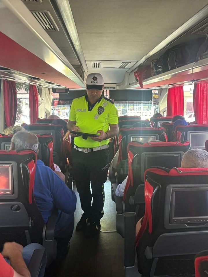 Yolcular Emniyet Kemeri Takmaları Konusunda Bilgilendirildi