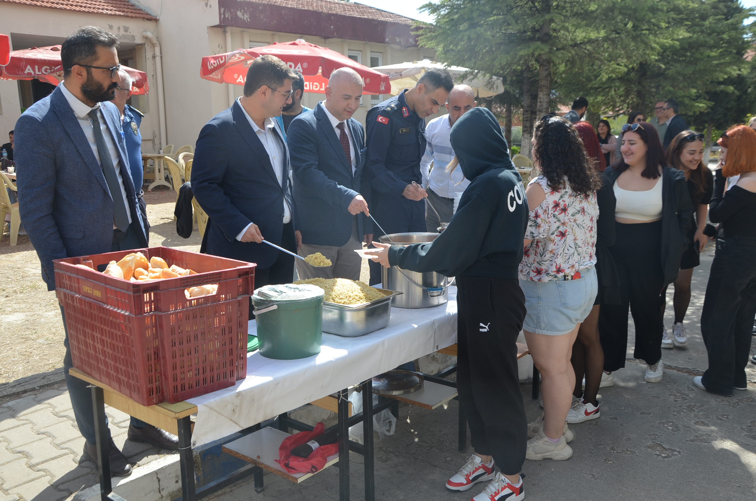 Kula Müftülüğünden Üniversite Öğrencilerine Yemek İkramı