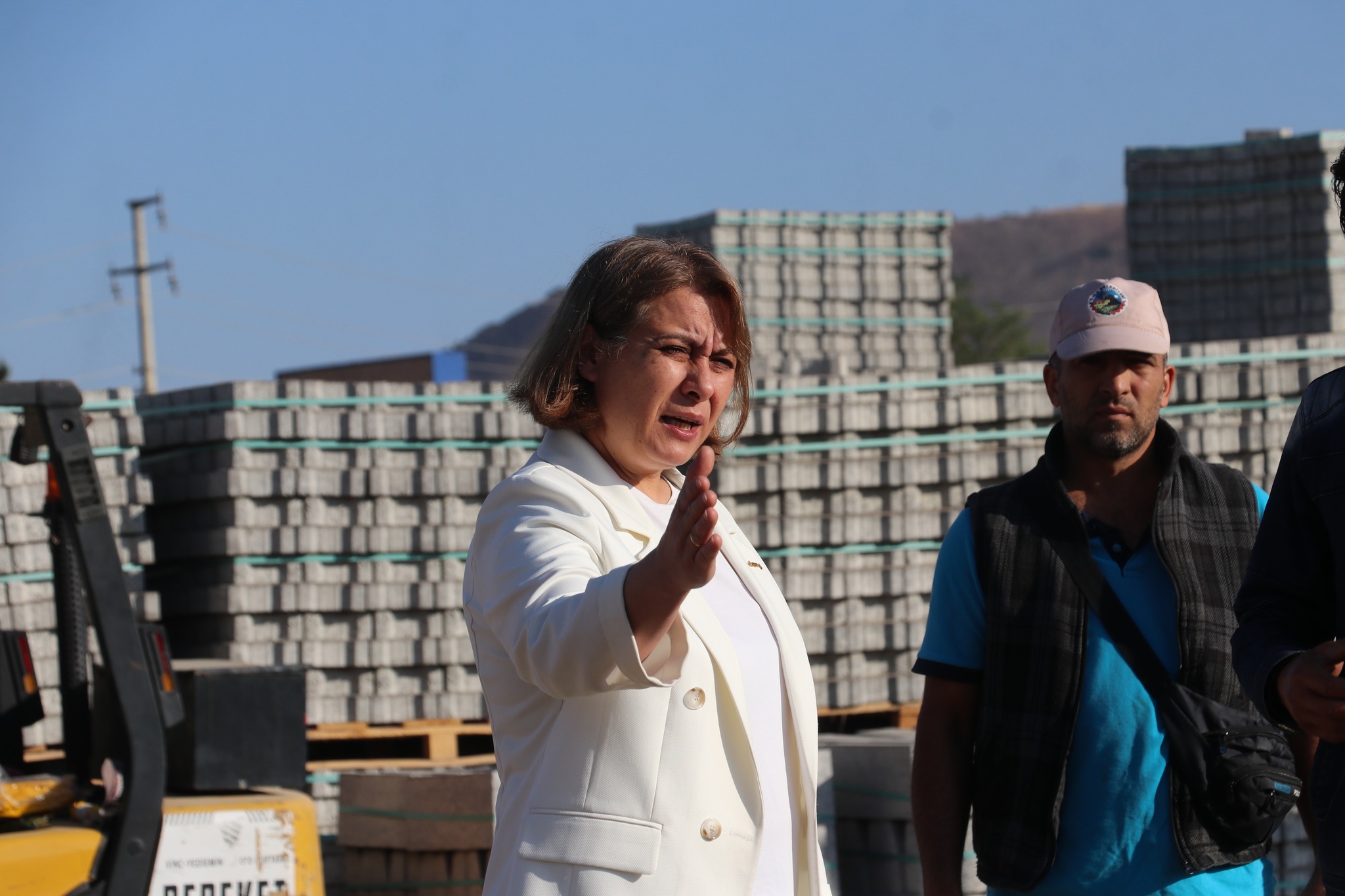 Kula’da Kış Öncesi Yollarda Hummalı Çalışma