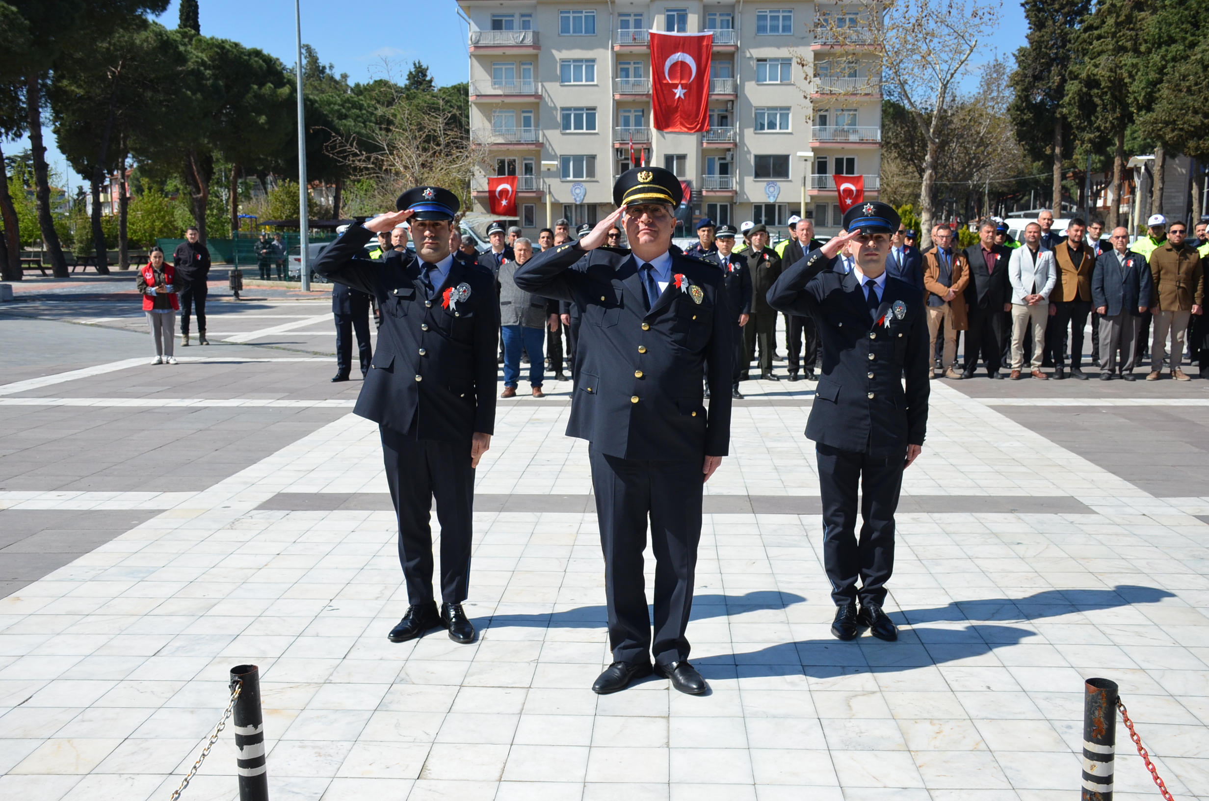 DÜN OLDUĞU GİBİ BUGÜN VE YARIN DA HALKININ HİZMETİNDEYİZ