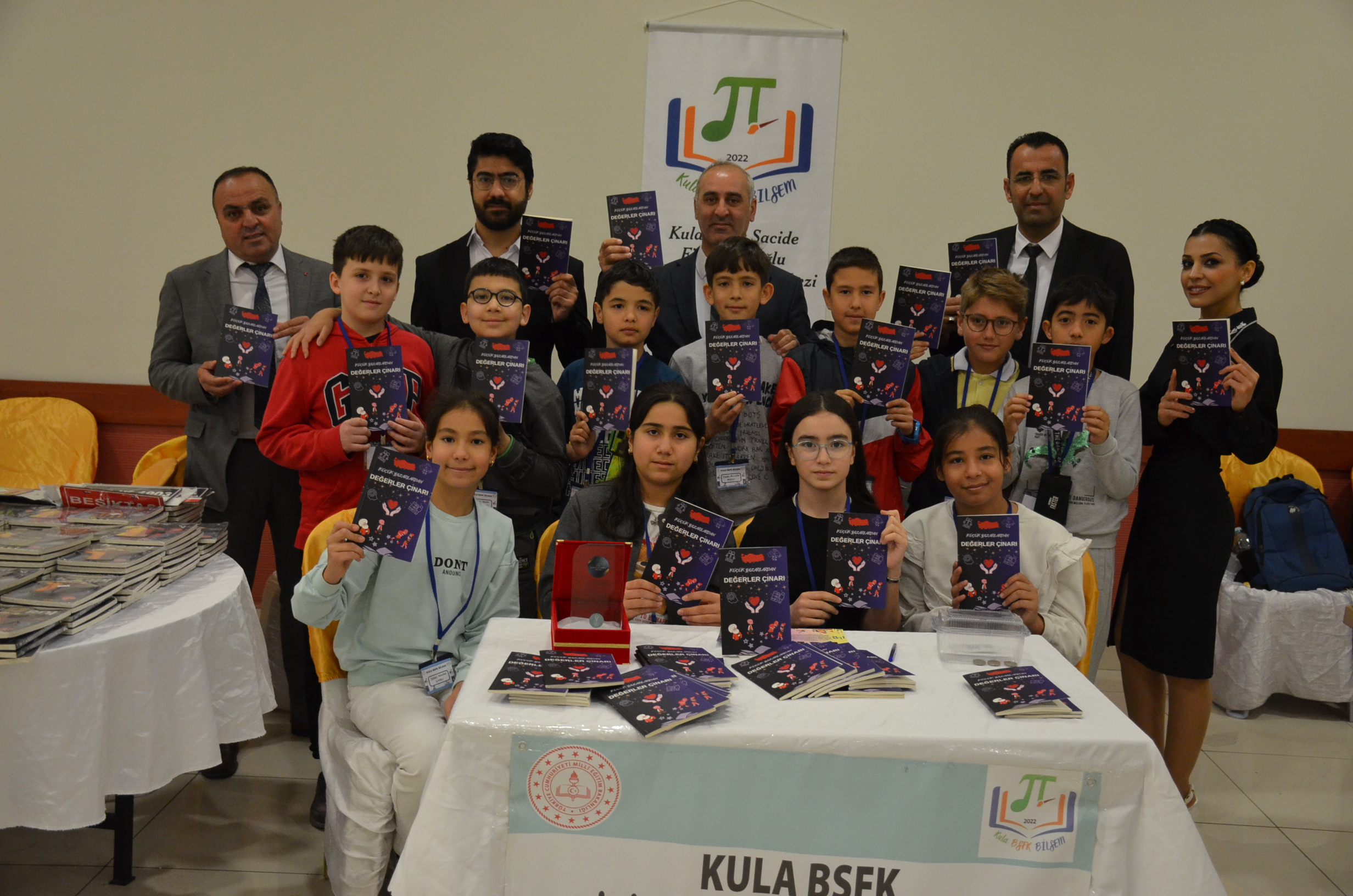 13 KÜÇÜK ÖĞRENCİ YAZDIKLARI KİTABI TANITTI