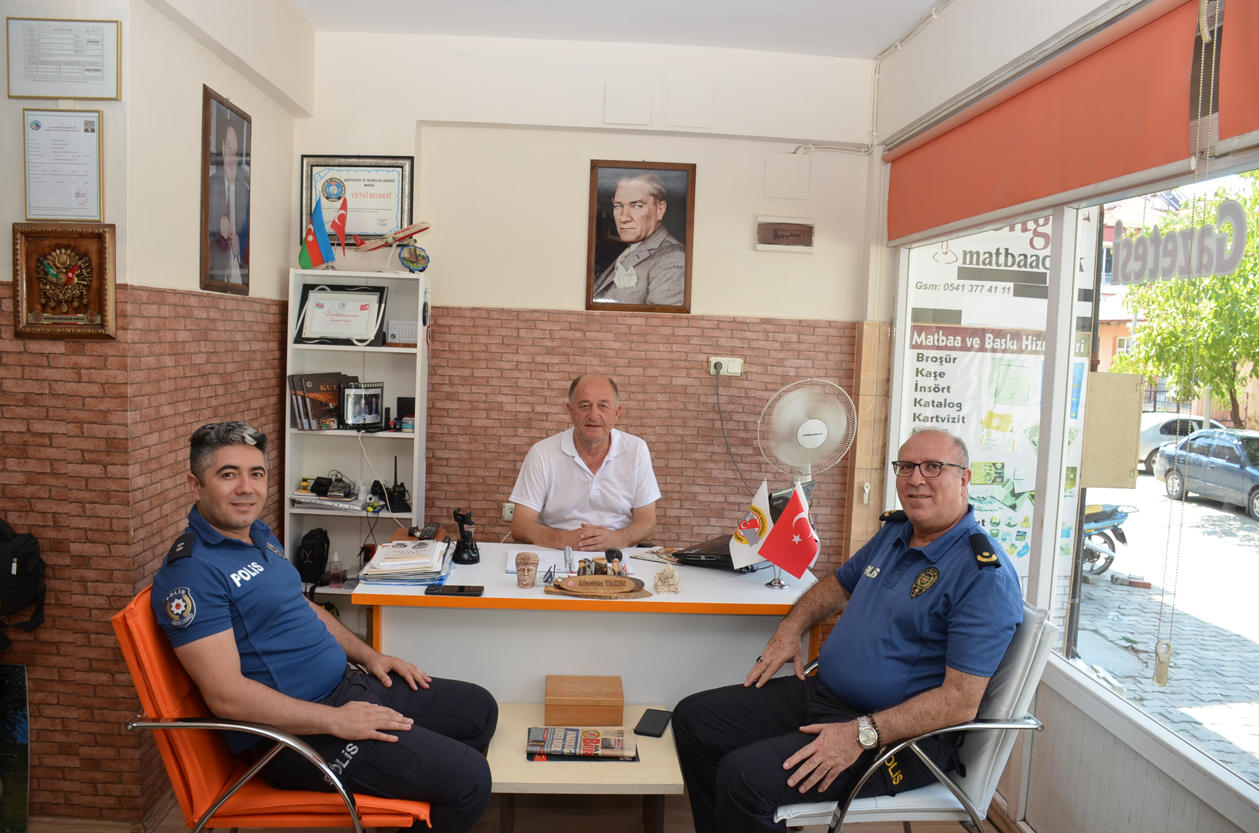 KULA İLÇE EMNİYET MÜDÜRÜ DENGE GAZETESİNİ ZİYARET ETTİ