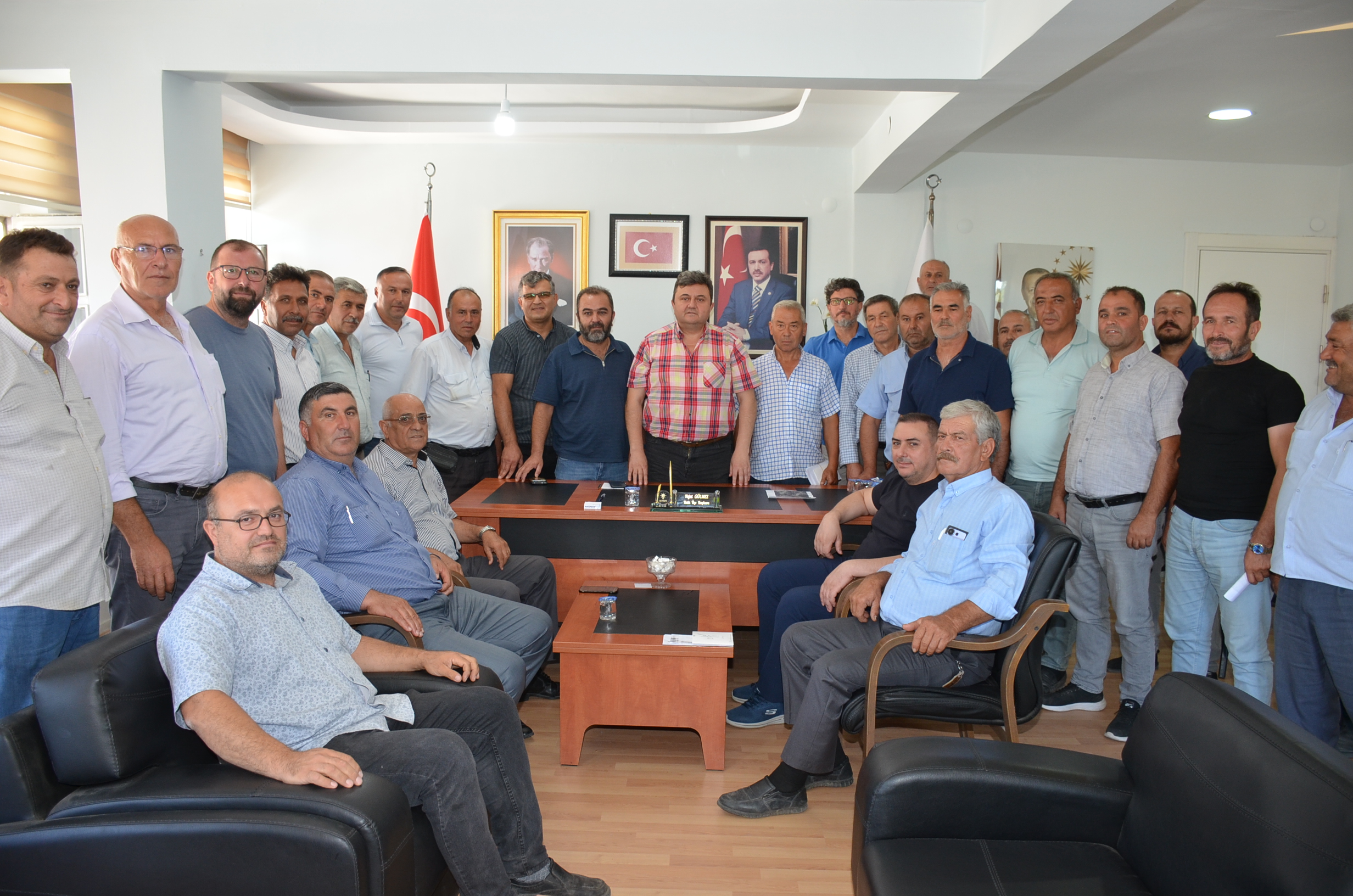 Kula Muhtarları AK Parti İlçe Teşkilatını Ziyaret Etti