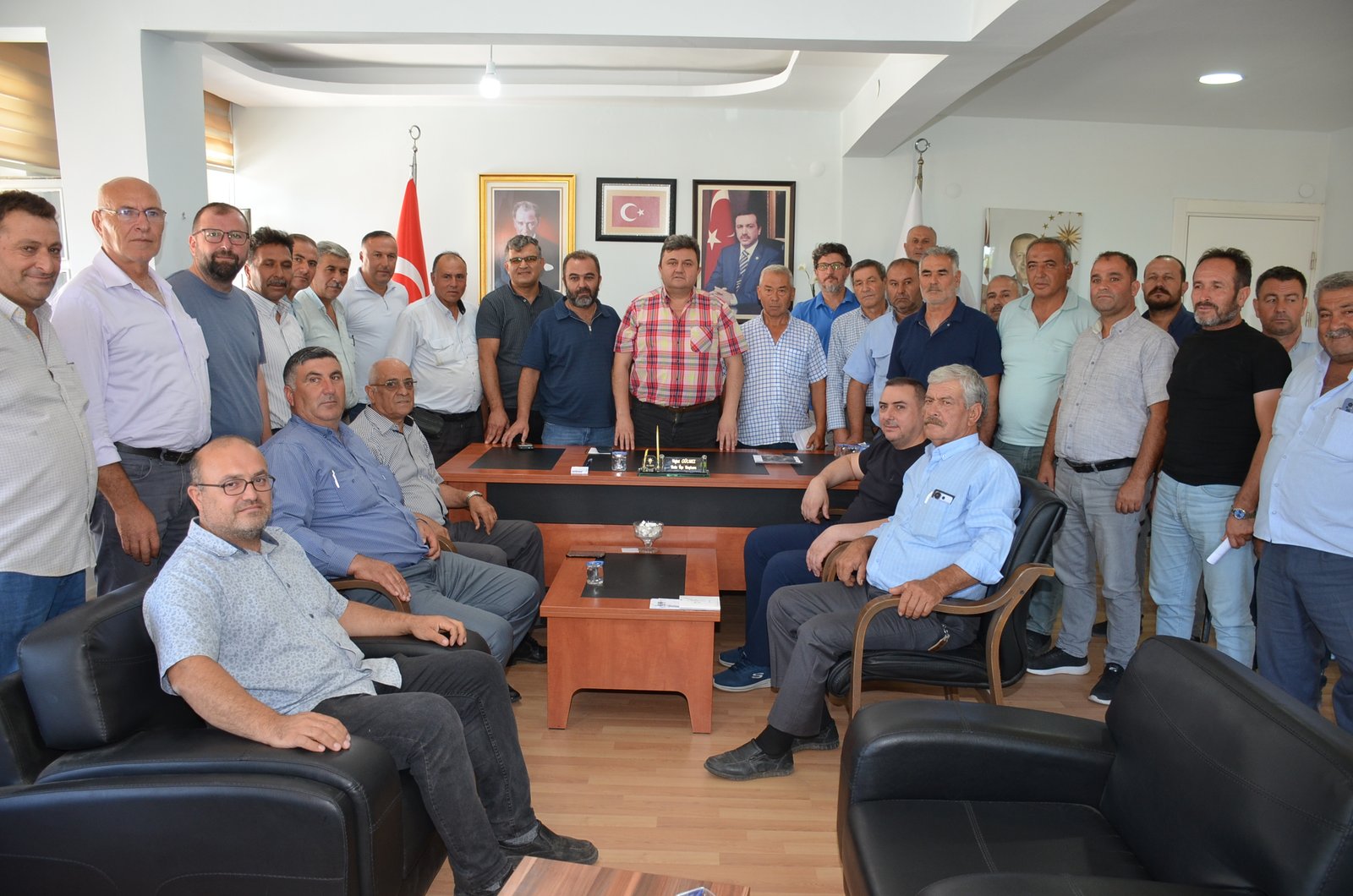 Kula Muhtarları AK Parti İlçe Teşkilatını Ziyaret Etti