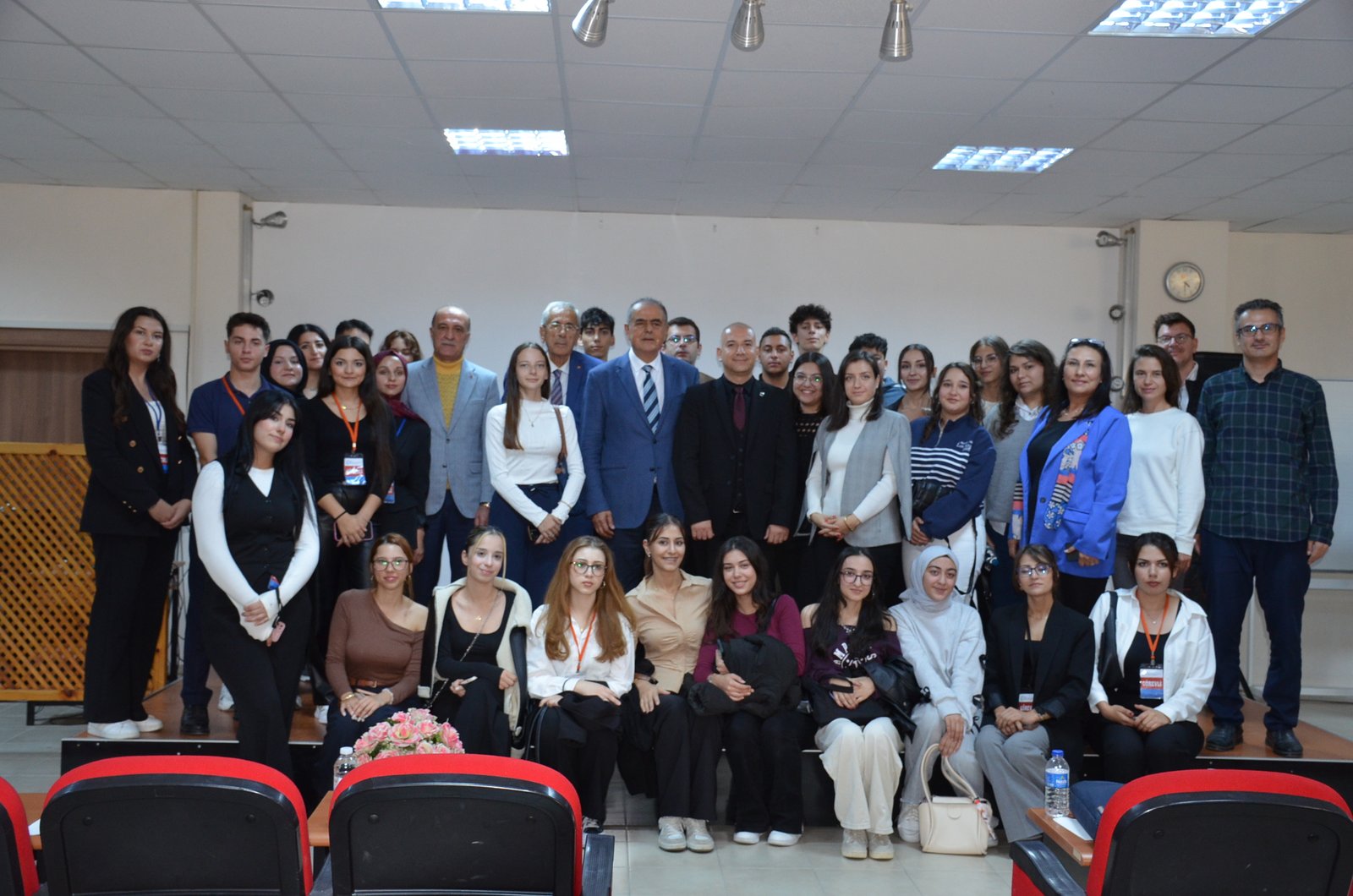 KULALI İŞ İNSANI ÖZER GÜRBÜZ, KULA MYO’DA SÖYLEŞİYE KATILDI