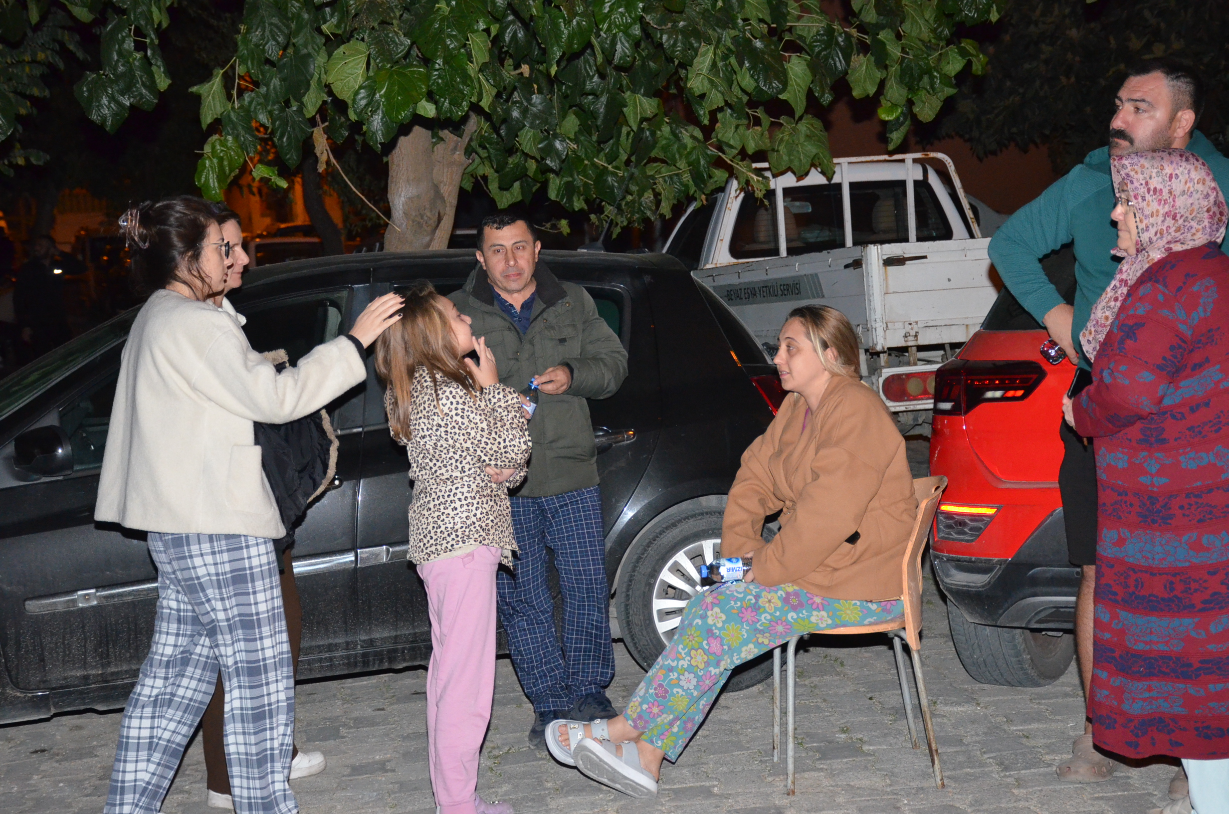 BALIKESİR DEPREMİ KULA’YI SALLADI: HALK SOKAĞA AKIN ETTİ!