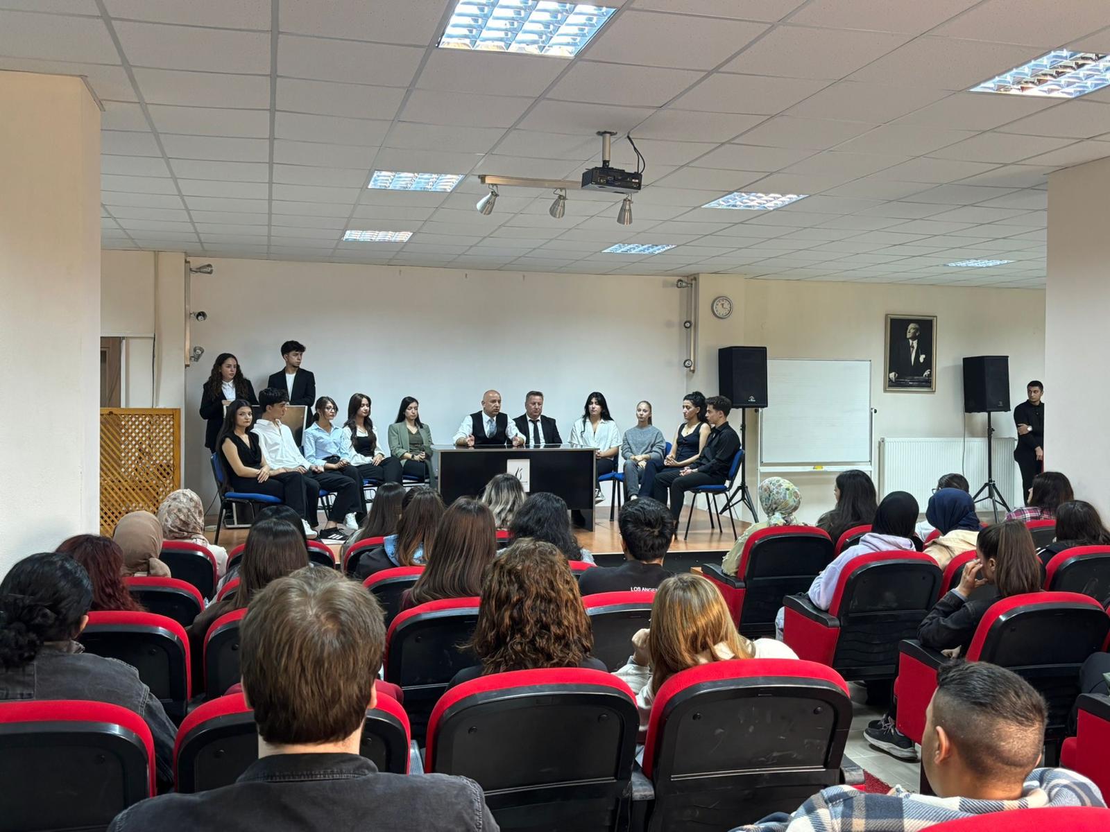 Üniversiteli Öğrencilere Oryantasyon Toplantısı Düzenlendi